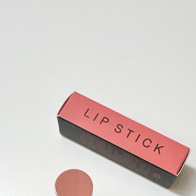 Daisy on Instagram: "#광고

💄 #오늘의립스틱
오늘은 NATINDA Airy Velvet Lipstick로 여리여리 무드 메이컵 완성해봤는데 ~~

가볍게 발리면서도 선명하게 컬러 살아나고, 무엇보다 쿨톤이든 웜톤이든 잘 어울리는 무드톤이라서 “내 입술이 필터 입은 듯” 느낌이에요!!

매트한 외관이지만 입술엔 부담 없이 부드럽게 붙고, 번짐이나 각질 부각도 없어용 🩵🧡🩵🧡

저처럼 다양한 피부톤이지만 립 하나로 분위기 바꾸고 싶을 때 딱 추천해요!

❤️신세계면세점(온라인) 입점제품
❤️가볍고 실키하지만 선명한 발색
❤️쿨톤/웜톤 모두 사용 가능한 여리여리 무드톤 컬러

#립메이크업 #데일리립 #무드립스틱 #NATINDA

#나틴다#에어리벨벳립스틱#벨벳립스틱#매트립스틱#무드립스틱#무드톤#웜톤#쿨톤#무드립#매트#벨벳"