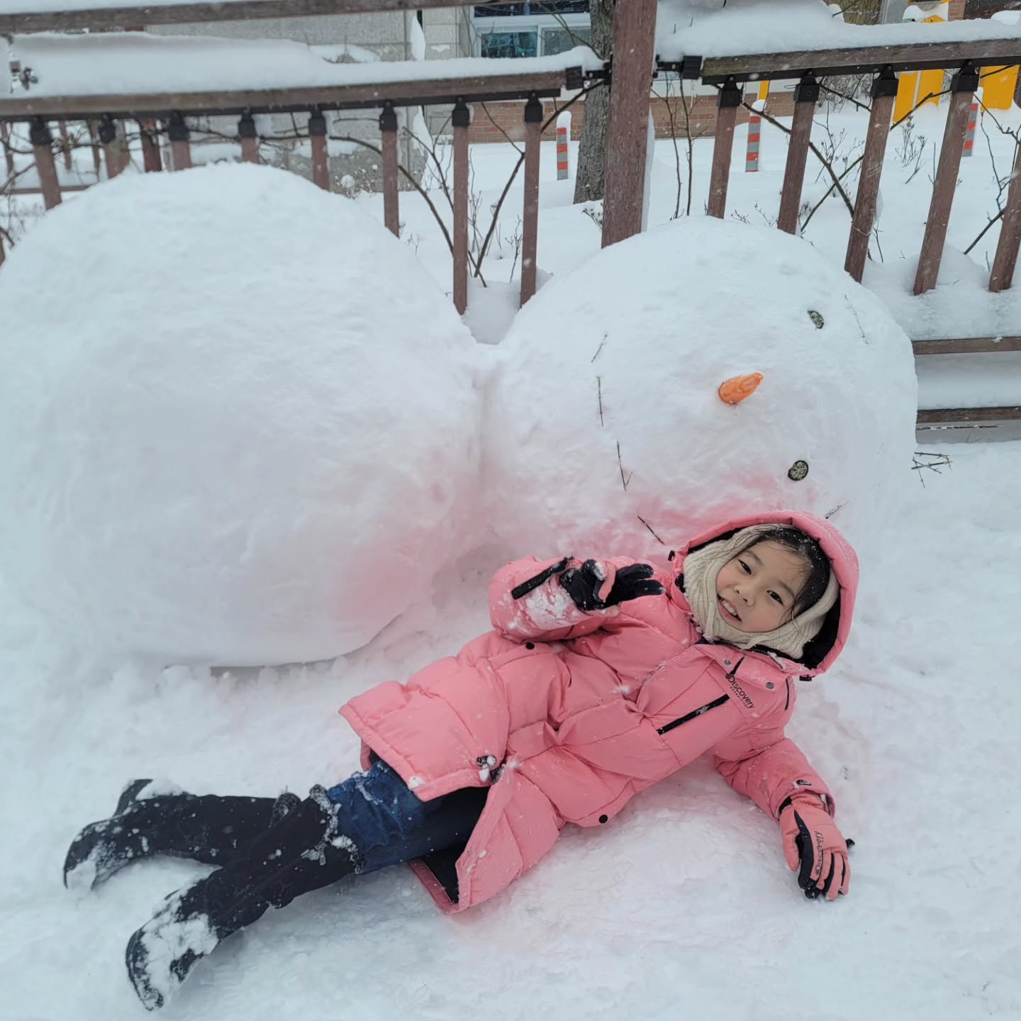 #눈내리는날 ❄

지난 첫 눈 때에도 눈이 엄청 왔었는데,
이번엔 지난 번과 비교도 안되게 더 많이 내리네요~

눈 사람을 아주 크게 만들었는데,
너무 커서 머리를 올리지 못하고, 
누워있는 눈사람으로... ㅎㅎ

당근까지 준비해 가서, 올라프처럼 꾸며주기~
눈사람 2개 완성!

저녁엔 이글루를 만들자고 하는데,,,
어찌 만들지 고민중. ㅋㅋ

#충주 #펑펑눈이내리네 #눈사람만들기 #누워있는눈사람 #거대눈사람 ☃️