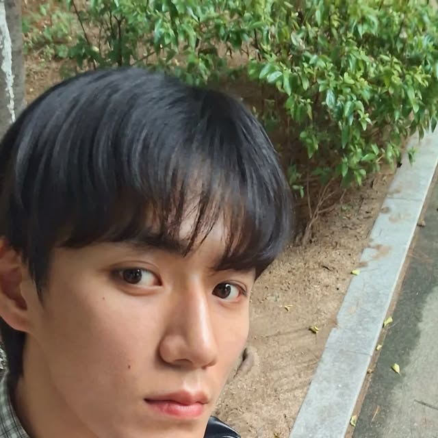 최정효 on Instagram: "빈티지 무드에 빠졌다.. #standarderror

빈티지 무드가 매력적인 와이드 데님 팬츠👖
허리부터 툭 떨어지는 실루엣이라 깔끔!!
터치감도 부드럽고 내구성도 좋아서 착용감도 굿✌️

워싱, 컬리감 자체가 포인트라서
기본 티셔츠 하나만 입어도 스타일링 뚝딱🔨

.
.
.

#광고 #스탠다드에러 #데님팬츠 #빈티지팬츠 #남여공용팬츠 #데님 #팬츠 #바지 #와이드바지 #워싱팬츠 #와이드팬츠 #데일리룩 #코디추천 #standarderror #denim #pants #wide"