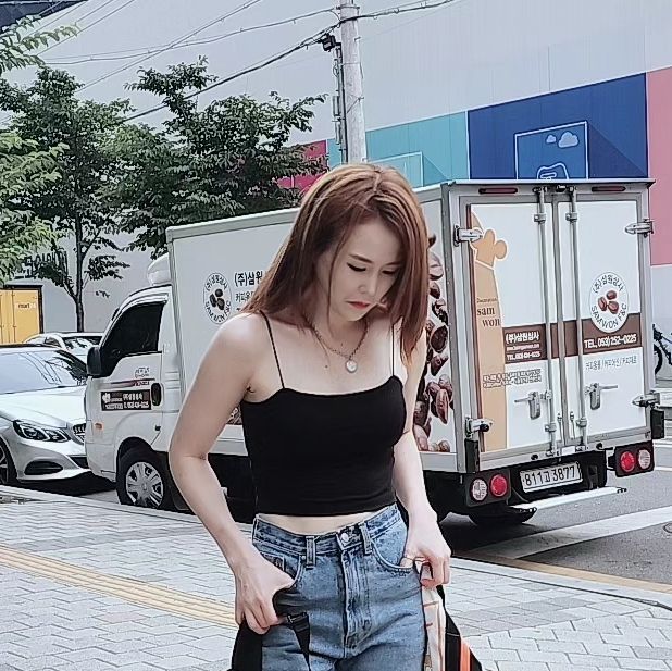 Lim SeonHa on Instagram: "#광고

마룬파이브 모달코튼 얇은끈나시
소재가너무 시원하고 
안에 캡이 내장되어있고 편하고
외출시 단독으로 입기 좋은 나시
셔츠나 자켓에 매치해서 입어도 굿👍

#광고#마른파이브#marun5#끈나시
#브라캡나시#브라나시#마른파이브나시#나시
#크롭티#크롭나시#크롭"