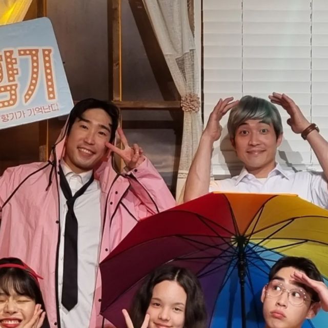 Katya Lee on Instagram: "#광고 비가 올리면 누군가의 향기가 기억 난다 ☔️

대학로 인기 이연극이 <비누향기> 예매순의도 높고 관람자 평가가 좋아서 너무 궁금했는데 드디어 혜미랑 가서 같이 봤어요.

⏳️타임슬립코미디로 유명하지만 저는 너무 감동적이었고 깊은 생각까지 하게 된 연극이었어요. 물론 웃기도 많이 웃었지만 가족 소중함을 너무나 느껴서 눈물 나는것도 안비밀예요~😢

혜미는 90년대 레트로 감성 매표서에서 부터 너무 신기해 했고, 구경이랑 포토존에서 사진 찍는것 바빴어요 ㅋㅋ
 
연극보면서  90년대로 여행을 갔다온것 같았어요. 연극의 메세지를 잘 전달 받아서 많은 생각도 했었고 부모님들 계시다면 감사하는 말, 사랑하는말 아낌없이 해주세요👨‍👩‍👧‍👦

저는 사충기딸이랑 같이 봤고, 친구, 커플, 부모님하고 봐도 재미 있을것 같아요. 

❣️혜화역 4번출구에서 3분거리에 있어요 
❣️12세이상 관람 가능(사충기 딸이랑 관람 해서 너무 좋았어요)
❣️평일에 30분전, 주말에 1시간전 티켓팅 가능. 입장은 15분전부터
❣️음료,음식 반입 금지

@be.nu.official

 #혜화연극 #대학로연극추천 #연극추천 #대학로공연 #연극후기 #연극 #비누향기 #대학로연극 #공연추천 #공연후기  #연극추천 #서울데이트 #데이트장소추천"