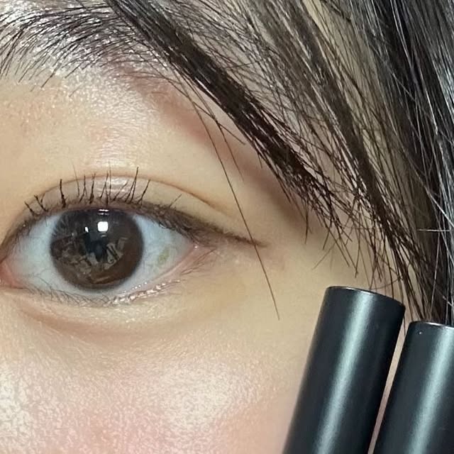 강이 on Instagram: "#광고
@kkotvora_official

•
•

✨ 가장 완벽한 아름다움을 찾아가는 여행, 
꽃보라 1924 글리터 라이너 ✨

섬세한 브러쉬 타입이라 정교하게 드로잉 할 수 있고, 발색이 은은하면서도 포인트를 줄 수 있어서 요즘 데일리로 딱이에요🌸

✔️ 비건 인증 받은 착한 성분
✔️ 투명하고 맑은 실버 & 화사한 로즈골드 두 가지 컬러
✔️ 애교살, 눈두덩, 콧잔등 하이라이터까지 멀티로 활용 가능!

펄이 과하지 않아서 자연스럽게 눈매를 밝혀주고, 
은은하게 빛나는 애교살 연출에 최고예요🌸
하루 종일 번짐 없이 밀착되는 지속력까지 최고👍

🎉 1924 Gift Event 🎉
- 꽃보라 1924 제품 3만원 이상 구매 시,
아이디프 렌즈 MEOW 시리즈 랜덤 1팩을 증정한다고 해요!
아이디프 렌즈 총 10가지 시리즈 중 무작위 증정이라 랜덤박스하는 설렘도 느낄 수 있어요☺️

•
•

#광고 #꽃보라1924 #비건화장품 #눈화장 #아이메이크업 #지속력 #애교살라이너 #글리터라이너 #비건라이너 #리퀴드글리터 #브러쉬글리터 #워터프루프글리터라이너"