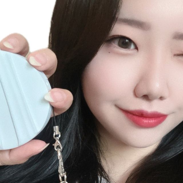 이정연 on Instagram: "#협찬 <#에이프릴스킨> #글로잉매트쿠션
명품 베이스 에이프릴스킨 최초 제작, 신개념 텍스처 '이너 글로우 매커니즘'

스킨케어 성분 54%로 들뜸없이 얇게 밀착되는 제형이라 답답하지 않았어요!
글로잉한 피부표현과 매트의 픽싱력이 돋보이는 쿠션이에요 ♥

모공과 홍조가 동시에 커버되어 더 좋았답니다!

에어홀 ZONE+ 플랫 ZONE이 합쳐진 하프퍼프로
커버와 이슬광을 동시에 표현할 수 있어용

첫 터치 그대로 24시간 롱래스팅 쿠션! 지속력 정말 좋아요 🥹

넓은 컬러 차트로 내 피부에 딱 맞는 컬러감까지!
저는 톤을 밝히고 싶어서 페어를 사용하게 되었어요 (⌯・▾・⌯)

키링을 달 수 있는 홀이 있어 유행한 가꾸에 이어 쿠꾸까지 가능해요!

에이프릴스킨 온라인자사몰 🔗 https://aprilskin.com/
에서 만나보실 수 있어요 ♥

#한겹쿠션 #글로잉매트 #글로우쿠션 #매트쿠션 #쿠션팩트 #쿠션팩트추천 #모공커버쿠션 #커버력좋은쿠션 #쿠션파데추천 #커버쿠션 #파운데이션추천 #19호쿠션 #17호쿠션 #21호쿠션 #쿠션추천 #화장품추천"