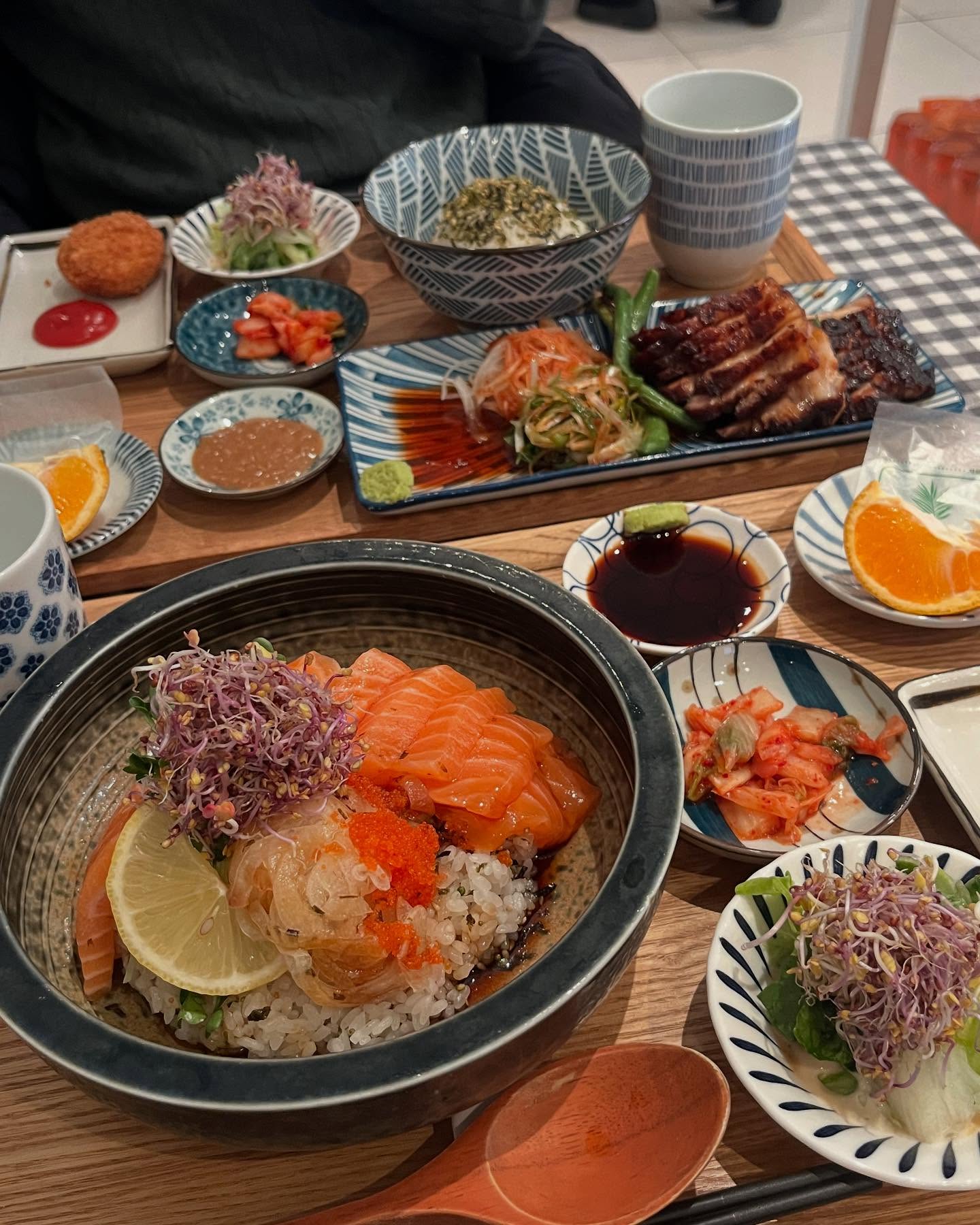 #나오리쇼쿠 #나오리쇼쿠부산대 
★ ★ ★ ★ ☆ 
연어덮밥🍣 & 차슈

부산대 웨이팅 맛집.
난 잘 안가긴함

#먹스타 #먹스타그램 #먹스타맞팔 #먹스타그램🍴 #먹스타그램촵촵 #먹스타그램🐷 #먹스타스램 #부산대 #부산대맛집 #부산대맛집추천 #연어 #연어덮밥 #연어덮밥맛집
