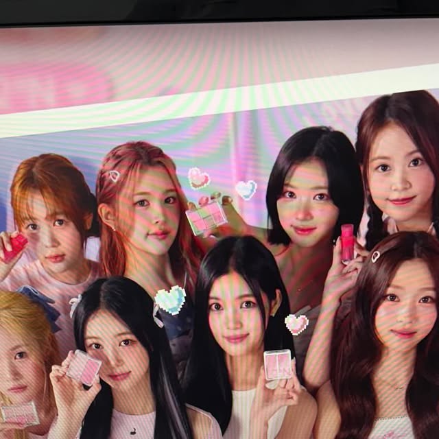 탐방대 밍구 on Instagram: "#광고 

🩷투에이엔 러브 버블 컬렉션🩷
이번 올리브영에서 직접 써보고 반한 러블리템들 소개할게요!

📌 글레이즈 바운싱 틴트
	•	15호 피치버블 🍑
	•	16호 슈가버블 🍬
입술에 착- 감기는 촉촉+보송 틴트💋 은은한 생기 컬러가 진짜 찰떡!

📌 배러 미 아이 팔레트 16 버블캔디
핑크 톤 꿀조합이라 아이 메이크업 실패할 일 없음…✨

📌 듀얼 치크
	•	16 핑크 텐션
	•	17 버블 하트
생기 팡팡💗 내 볼따구에 사랑스러움 터짐…!

📌 퓨어 글래시 하이라이터 IV01 슈가 베일
은은하게 빛나는 펄감 미쳤어요. 인생 하이라이터 각…🌟

모두 올리브영 오프라인에서 구매했는데,
기획 세트로 구성도 알차서 쏘만족❣️
버블처럼 통통 튀는 무드로 여름 메이크업 완성💕

#올영픽 #올리브영추천템 #올영필수템
#러브버블컬렉션 #롱웨어링파운데이션미니 #컬러플레이듀얼라이너
#투에이엔 #러블리메이크업 #여름메이크업추천"