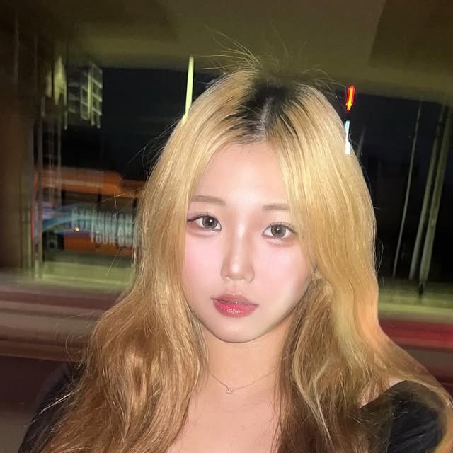 비비 vivi ⋆౨ৎ˚⟡˖ ࣪ on Instagram: "길고 통큰 와이드팬츠 찾아다닌 사람 있나?! 

그거 난데 드뎌 정착해버려써,,, 
통 커서 다리라인 보완해주고 
허리에서 밑단까지 떨어지는 라인이 넘 예쁨 ! 

L 사이즈 사서 허리 통 줄여 입은거라 남성분도 부담없이 착용 가능할듯 ! 160 이라면 m 사도 충분히 끌리는 핏 나와요 :D 

87-STAN047 
벌룬핏 워싱 와이드 데님팬츠 빈티지 옐로우 L 사이즈 착용💭

#스탠다드에러 #STANDARDERROR #남여공용팬츠 #데님 #데님팬츠 #팬츠 #바지 #와이드바지 #워싱팬츠 #와이드팬츠 #데일리룩 #바지추천 #DenimPants #Denim #Pants"