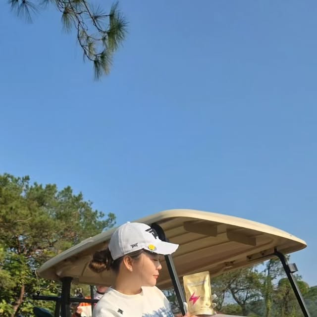 Yun Heesun on Instagram: "#협찬 #광고 #에너지볼트 #에너지샵 #에너지음료 #건강스타그램 #컨디션관리 #에너지볼트⚡️#헛둘헛둘 #골린이 중국 광저우로 골프오면서 필수로 챙겼던 👍 ➡️ @energys