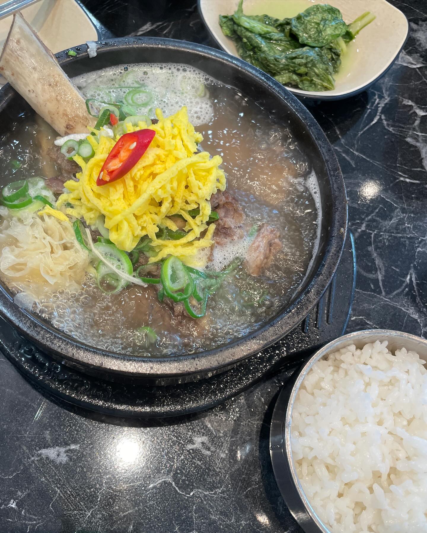 엄마랑 너무 맛있게 먹은 마곡 갈비탕 맛집 설반🍲
고기는 양이 엄청 많은데 부드럽고 국물은 진하면서 담백하길래 
바로 지니꺼 포장 주문 넣었다👍 
깔끔한 국물에 밥 말아 먹는거 좋아하는 아이라 입맛에 딱일거 같다🤍 

#마곡맛집 #마곡갈비탕맛집 #설반 #설반갈비탕 
#먹스타그램 #맛스타그램 #먹부림