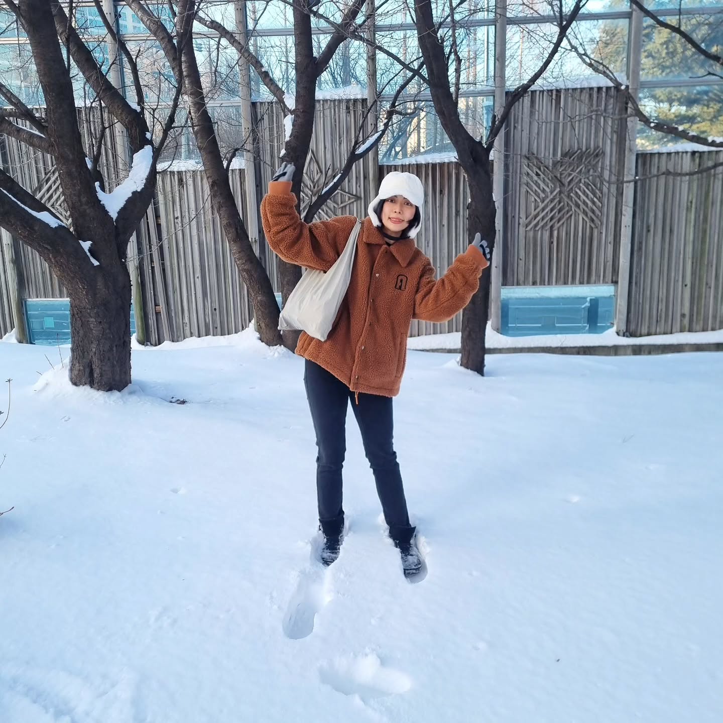 설날  집앞 쌓인 #눈 밟고 
아이마냥 좋아하기🎶

☕️ 엄마랑 커피한잔🫶🏻 사진 참 잘 찍으심ㅎ
계시는동안 맛난거 많이 해드릴께 ! 

남은 명절도 행복하게 보내세요🙇🏻‍♀️🎑