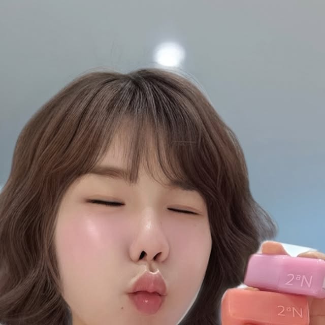 데이지🌸 on Instagram: "#광고

🎀 For light & Bright ⋰˚☆ 🎀

요즘 내가 애정하는 #투에이앤 #블루밍가든

발색도 너무예쁘구 
유지력도 좋아서 
러블리함이 가득 

특히 급할때 메이크업이 하나로 끝나게 해주는 
포켓 코튼 블러링 스틱 최애!!
하이라이트도 섀도우도 블러셔도 다양한 무드로 연출해주니까
데일리메이크업으로 함께 해보세염!

투에이앤 제품은 
올리브영에서 만나요 💗 ˖࣪｡･:*:･ﾟ★

#올영추천#봄웜#봄웜라#듀얼치크#하이라이터#2aN
#데일리메이크업"