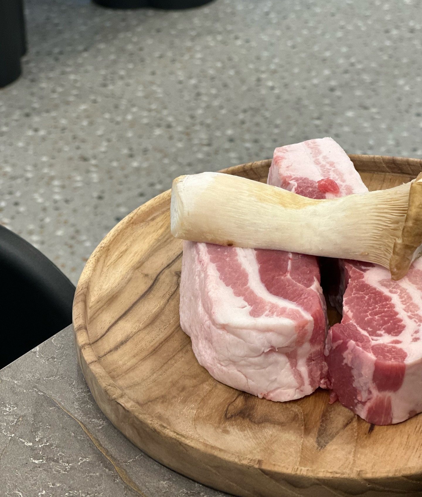 #가경동맛집 #도담생고기 #가경동삼겹살 
지난주 토요일 오픈한 신생고기집
직접 고기 다 구워주고 짜글이 계란찜 기본반찬
고기도 두툼하고 맛있다👍