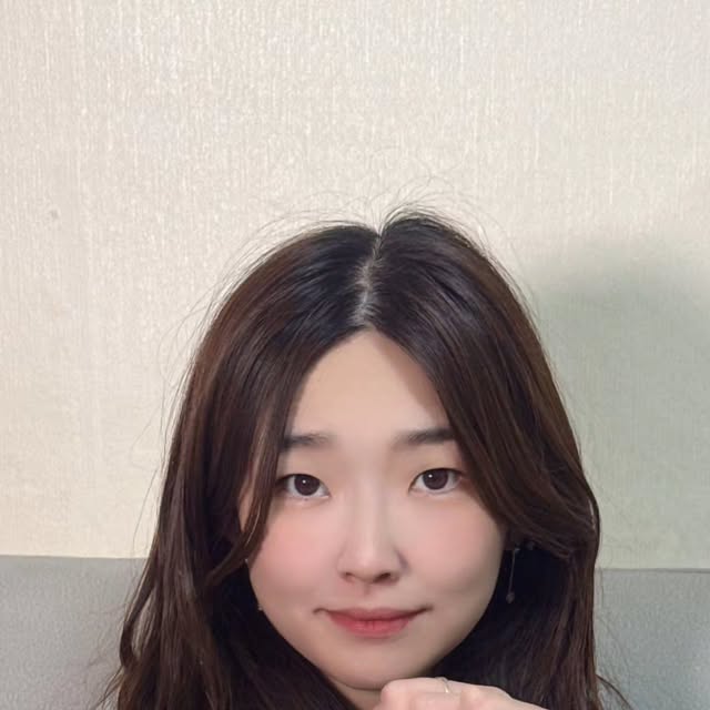 최숙현 on Instagram: "#광고 🍿이거 미쳤다... 
CJ가 또 한탕 했네요

스팸×백설 팝콘 먹어본 사람 손! 🙋‍♀️

아니 진짜 누가 생각했대요?
스팸이랑 팝콘을 합치겠다는 발상

근데 이게 존맛이라는거

1️⃣ 스팸 팝콘
첫 입: "어? 이게 되네?"
두 번째 입: "아 이거 중독성 있는데?"
세 번째 입: 손 멈출 수 없음

짭조름한 스팸 맛 + 바삭 팝콘 = 맥주 부르는 맛

2️⃣ 허브솔트 팝콘
백설표가 만들면 다르긴 다름
은은한 허브향이 고급져 보임
애들 간식으로 줬다가 내가 더 먹음 ㅋㅋ
이건 와인이랑도 잘 어울릴맛
왜 이게 핫한지 알려드림

✅ 바삭함 미쳤음 - 팝콘 제대로 만드는 백설표답게 식감 장난아님
✅ 한 봉지면 배부름 - 가성비 실화
✅ 호불호 제로 - 우리집 애들부터 남편까지
✅ 안주템 찾았다 - 치킨 시키기 애매할 때 이거면 됨

편의점 가는 길에 무조건 사세요

근데 이거 품절 대란 올 거 같은 느낌
나만 알고 싶었는데 공유해버린 꺅

#팝콘 #CJ #신상 #스팸 

@cj_basakchip"
