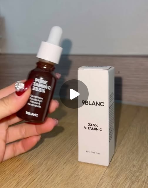 🇰🇷SUMINKIM on Instagram: "#광고
[뷰티] 🌿나인블랑 순수 비타민 씨 23.5% 앰플(9BLANC 23.5% VITAMIN C AMPOULE) - 비타민C 23.5% 함량으로 칙칙한 피부톤을 맑고 환하게 가꾸어주는 앰플 
: 싱그러운 레몬과 베르가뭇, 패티그레인이 블렌딩된 시트러스 플로럴 계열의 향❕
: 묽은 앰플 제형으로 피부에 가볍게 도포❕
: 피부에 빠르게 흡수되어 산뜻한 사용감 제공❕

🌱효능효과🌱
: 피부 미백 & 기미 및 잡티 케어

🌱사용방법🌱
: 토너 정리 후 적당량을 덜어 피부 결을 따라 고르게 펴 바르며 흡수시켜줍니다.

✔️나인블랑 순수 비타민 씨 23.5% 앰플의 Check Point❗️
1️⃣ 육안으로 보이지 않는 깊은 피부 기미 개선
2️⃣ 순수 비타민C로 완성된 피부 광채의 정점
3️⃣ 4중 시너지 시스템 – 안정도, 기미, 미백, 피부 광채
4️⃣ 고함량에도 자극 없이 매일 안심 사용 가능

✨사용 후 REAL REVIEW✨
1️⃣ 평소 민감성 피부이기에 자극 없는 기초화장품을 선호하면서 피부 미백 성분이 있는 앰플을 선호하는데, 이 나인블랑 순수비타민C 앰플은 일단 바르자마자 부드러우면서 피부에 산뜻하게 흡수되고 피부 자극이나 민감성 테스트 완료한 결과 저처럼 민감한 피부도 매일 안심하고 데일리로 편하게 사용할 수 있는 점에서 너무 좋았습니다:)
2️⃣ 처음에 바를 땐 조금 따가운 느낌이 없지 않아 있었는데, 이 느낌이 효과가 나타나는 증거인 걸 깨닫고 며칠 동안 꾸준히 발라주니 피부가 적응하여 이후에는 발라도 따갑지 않고 오히려 피부가 매끈해지고 보다 촉촉해지는 점에서 더욱 좋았습니다:)
3️⃣ 계절 상관없이 사용하기에도 전혀 부담되지 않으며 피부톤 개선 및 잡티 케어, 피부 광채 등 한 번에 이 한 병으로 모두 관리할 수 있는 점에서 너무 좋았습니다:)

이 포스팅은 ‘나인블랑’으로부터 제품을 제공받아 체험 후 솔직하게 작성된 리뷰입니다.

#나인블랑 #9BLANC #비타민C앰플 #기미앰플"
