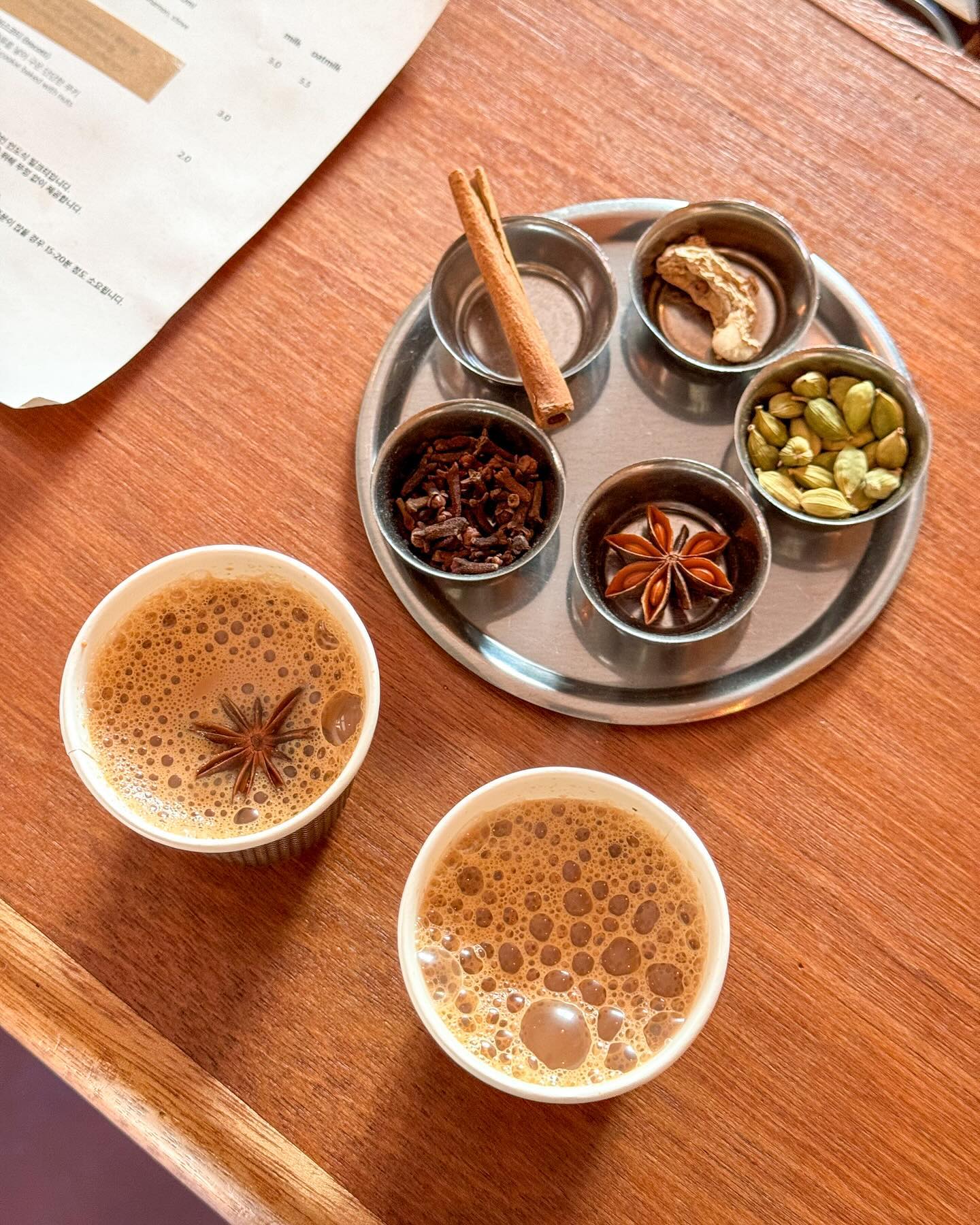📍높은산 Noppensan, 성수 Seongsu
(사실상) 짜이 첫경험이었는데 너무 만족스러웠던 #짜이맛집 #높은산
인도를 사랑하는 맨날 인도로 여행가자고 하는 짝꿍이
짜이 얘기할 때마다 사실 별 관심 없었는데(ㅋㅋㅋ미안🥹)
막상 짜이를 마셔보니 조금은 더 인도에 가보고 싶어졌다
공간에 들어서자마자 다양한 향신료 냄새가 후각을 자극하고
앞에 올려진 다양한 향신료를 바라보며
도대체 어떤 맛일까 상상하며 기다리는데
주문하면 즉시 그 자리에서 차근차근 재료들을 넣고
한시도 눈을 떼지 않고 보약을 다리듯이 정성스레 끓여주시는 모습을 보며
이미 마음은 온천에 들어간것마냥 따수워지고
완성된 짜이 한 잔을 받아들어 한 모금 마시는 순간
나도 모르게 입가에 미소를 머금게 되는 그런 맛🤍
처음 갔을 땐 마냥 신기했고 날이 너무 더워
시원한 짜이를 마시느라 선택지가 따로 없었는데
1-2주 사이 날이 쌀쌀해져 따뜻한 짜이를 마시고 싶어져
진저짜이를 골라 마셔봤더니 이맛이다 싶었다...!
나처럼 짜이가 아직 어색한 사람이라면 진저짜이 추천이요🫚✨
아담한 공간이었지만 성수동의 메인거리에서 멀리 벗어나 있지만
존재감 만큼은 성수동 그 어느곳보다 강렬했던 높은산
조만간 또 추운 공기 뚫고 향긋한 짜이한잔 하러 들러봐야겠다😇
#성수동카페추천 #성수동가볼만한곳 #성수동데이트