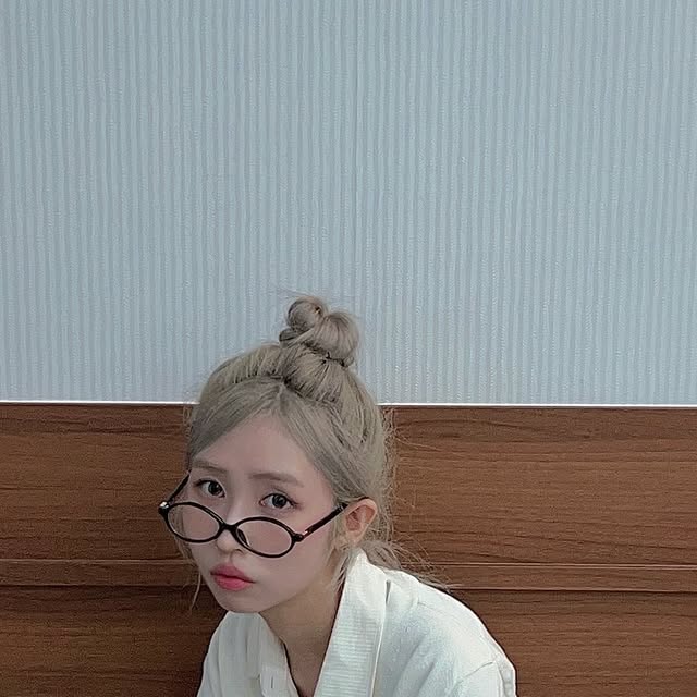 유진 on Instagram: "#광고 @descente_kr @dkonlinestore_official 

얼른 가을이 와야해!
데상트 스니커즈가 가을에 넘 잘 어울리니까🍂

요 가을느낌 물씬 나는 스니커즈는
데상트코리아 공식몰인 DK 온라인스토어에서 만나볼 수 있어!

#데상트 #스니커즈 #스니커즈추천 #운동화 #운동화추천"