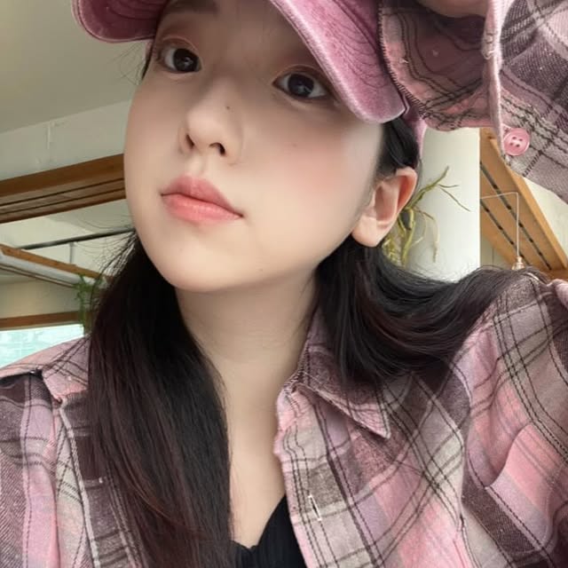 소리 | 모델 .뷰티.패션.광고. 프로필 스튜디오 on Instagram: "#광고 여행 내내 편하게 잘 입고다닌 “87-STAN082 빈티지 플레이드 오버핏 포켓 긴팔 체크 셔츠”💗 쨍한 핑크 아니고 차분한 빈티