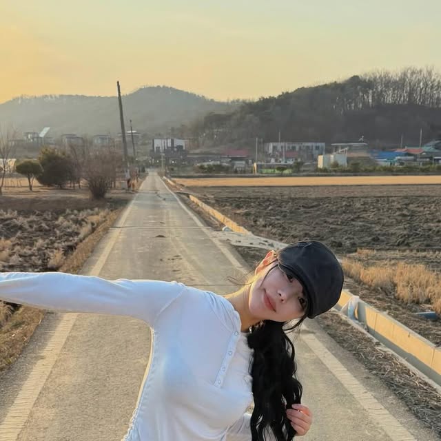 ˚ෆ*₊에띠𝗲𝘁𝘁𝗶˚ෆ*₊ on Instagram: "#광고 여유로운 힙한 와이드 데님 팬츠👖🩷 힙부터 밑단까지 자연스럽게 떨어져서 예쁨 터치감이 부드럽고 편안한 착용감과 캣브러쉬 워싱 기법