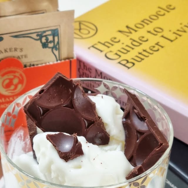 규니맘 on Instagram: "#광고 @makers.chocolate
스트레스 왕창 쌓이는 날 찾게 되는 초콜릿....이왕이면 맛도 좋고 건강하게 먹을 수 있는 [메이커스 초콜릿] 빈투바 수제 초콜릿~! ❤️❤️❤️

카카오빈 선별부터 모든 공정을 한 공장에서 작업하는 방식에 화학 첨가물 없이 카카오 본연의 풍미와 영양을 살린 초콜릿이라 맘에 쏙 드네...^^ 👍

화학처리하지 않은 질 좋은 비정제 원당을 사용해 영양소가 살아 있고 혈당 조절에도 도움이 되네~! 👍

요런 프리미엄 초콜릿은 선물용으로도 GOOD~! 🎁

#수제초콜릿#빈투바초콜릿#당분섭취#비건초콜릿#밀크초콜릿#다크초콜릿#고급초콜릿"