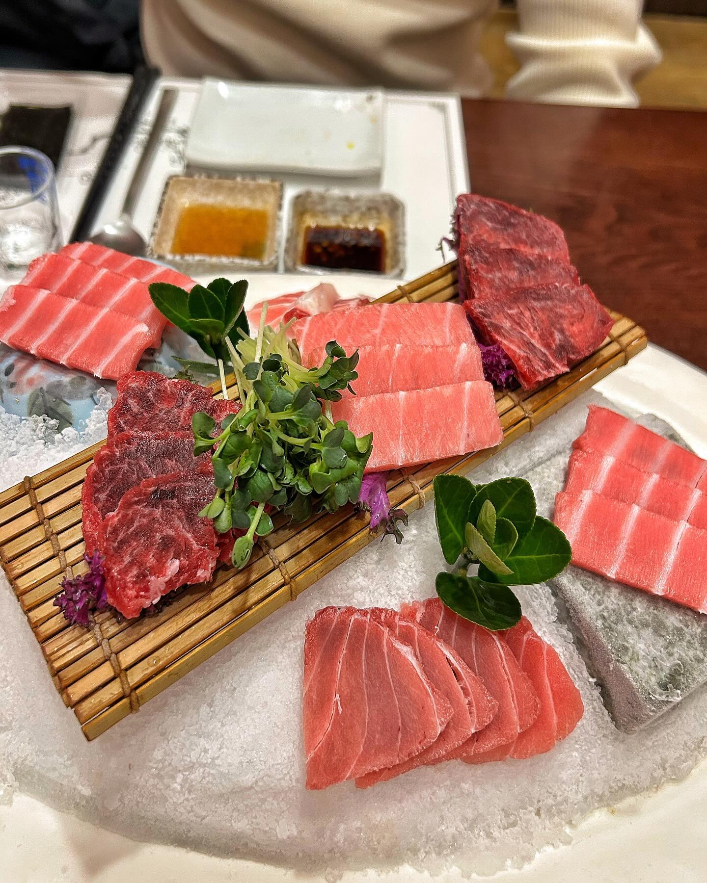 📍울산 삼산 “장군참치”

✅ 단체이용 가능
✅ 주차 가능

개별 룸으로 되어있어서
프라이빗하게 시간 보낼 수 있는 장군참치!

죽 코스 - 1인 55,000원
참치 입에서 살살 녹고 비쥬얼부터 합격🔥
직원분도 친절하시고 코스요리 모든 메뉴들 다 맛있게 먹고옴

연어샐러드 새우튀김 알밥 어묵탕 토마토카프레제 참치김치찜
참치머리는 즉석에서 해체쇼까지 !

연말 모임 장소로도 좋을 것 같은 울산 삼산 장군참치
프라이빗한 룸식당에서 가성비 좋은 참치 코스요리 잡수셔요

#울산장군참치 #장군참치 #삼산동맛집 #울산삼산동맛집 #태화강역맛집 #울산남구청맛집 #삼산참치 #삼산동맛집 #삼산참치맛집 #울산참치 #울산참치맛집 #울산연말모임 #울산참치코스요리 #삼산동맛집추천 #울산단체모임 #삼산단체모임