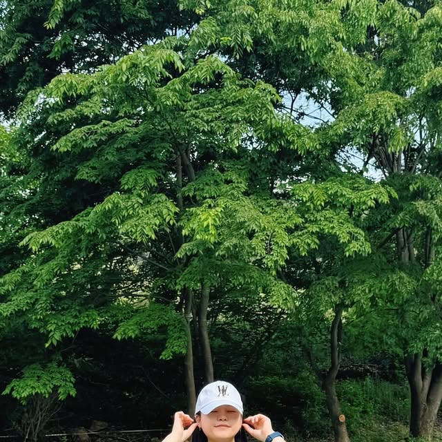 재란 | 여행 숙소 카페 맛집 숙박권이벤트 ₊⁺⊹ on Instagram: "#광고 @standarderror_official 

여름이라 한늘하고 시원한게 입고 싶었ㅇㅓ 🌿🌳🍉🍃

오버핏 실루엣으로 선명한 컬러감 ,클래식한 체크 패턴을
포인트로 살려버린 너무 청량한 스탠다드에러 딥블루 셔츠 

귀여운 포인트는 카라넥이고 뒷면 안쪽으로 접힌 핀턱이 디테일!

남녀공용 가능한 실루엣, 그리고 여유로운 소매여서
저는 귀엽게 두세번 접어줬는데 팔이 더 가늘어보이는..🤭🤍

라운드 밑단으로 끝이 동글동글한데 셔츠를 다 잠구고서 
스탠다드에러 힙한 청바지까지 입으면 진쨔 제 취향이라구욥 

여름이라 딱 달라붙는 옷이 싫고 힙하면서 걸크러쉬 느낌 살리고
싶은 분이시라면 저처럼 입는거 완전 강추! 그리고 남여 상관없이
다른 디자인도 많아 커플템으로 입기에도 꽤나 예쁠거 같아요?👚

@@나 스트릿패션 좋아했나봐 ~ 🪡 

#협찬 #제품제공 #스탠다드에러 #STANDARDERROR #남여공용셔츠 #셔츠 #셔츠추천 #반팔셔츠 #오버핏 #체크셔츠 #여름셔츠 #Shirt #남방코디 #착장 #CheckShirt #커플셔츠 #여름코디 #ootd #오늘의룩 #오늘뭐입지 #오오티디 #일상룩 #스트릿패션 #Short-SleevedCheckShirt"