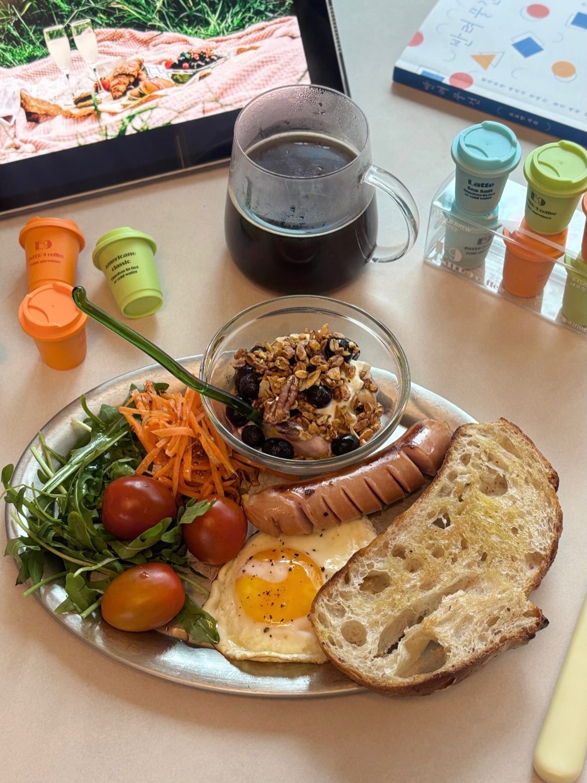 #광고 @enter9coffee 
#히리네식탁

요즘 주로 디카페인을 마시고 있어서 집에 있는 커피머신에는 디카페인 원두가 넣어져있거든요

그런데 가끔씩 디카페인 아닌 커피가 마시고 싶을 때는 사먹거나 그랬거든요?

근데 대박인 커피를 발견했잖아요👀

엔터나인커피(ENTER9) 인데요,

최상급 아라비카원두를 12시간 저온 추출과 -40°C에서 38시간 동결건조하는 과정을 거쳐 커피의 맛과 향을 담았어요

찬물, 뜨거운 물 온도 상관없이 빠르게 녹아 언제 어디서든 손쉽게 만들어 마실 수 있고, 소금라떼용은 우유에 타먹으면 진짜 맛났다는❤️

그리고 알루미늄 씰링으로 밀봉하여 외부 노출로 인한 제품변질 가능성을 낮추고, 패키지까지 예뻐서 선물하기에도 좋을 것 같았어요!

그리고 캠핑의 계절이잖아요!
엔터나인 커피 하나면 완벽☺️

신랑 타줬더니 커피머신 내린줄 알았다고 하더라구요~ 그냥 타먹는 커피랑은 차원이 달랐어여👏🏻

초록창에서 ‘엔터나인커피’를 검색해보세여🙏🏻

#엔터나인커피#콜드브루#홈카페