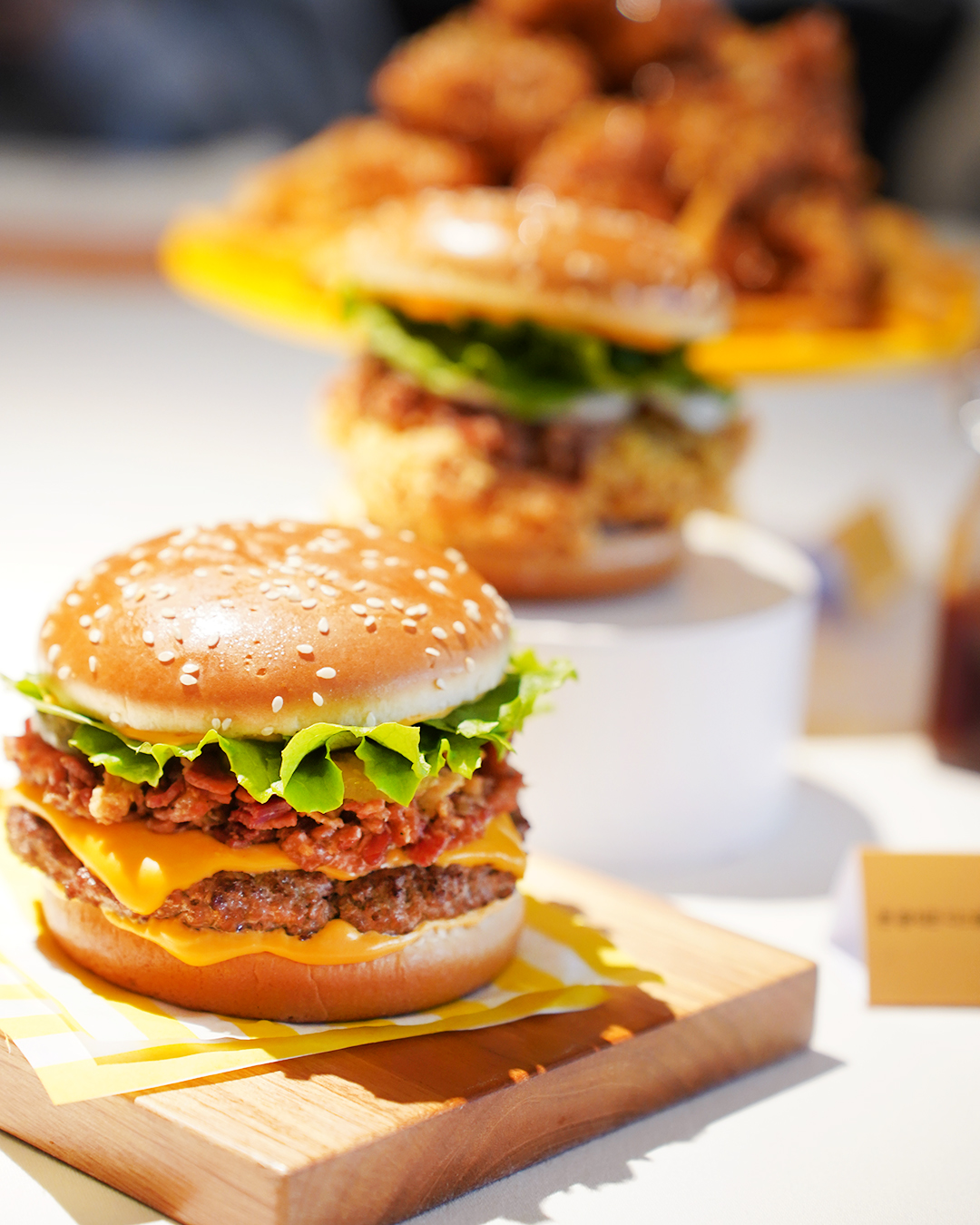 #광고
🍔 치킨버거하면 저는 맘스터치가 최애랍니다.
겉은 정말 바삭바삭하고 속은 촉촉한 도톰하고 담백한 치킨이 들어있는 싸이버거 정말 좋아해요^^
그런데 이번에 맘스터치 신제품이 나온다고 해서 런칭행사에 다녀왔어요.

👏 흑백요리사에서 준우승을 차지한 에드워드 리 셰프 요즘 핫하시더라고요.
이번에 런칭행사에서 직접 뵐 수 있어 너무 좋았네요.
그런데 왜 오셨냐구요?? 
바로 에드워드 리 셰프만의 레시피가 적용된 맘스터치 신제품이 출시 되기 때문이랍니다.

방송에서도 출연하시고 여러 브랜드에서 협업요청이 있으셨다는데 본격적인 협업을 시작하신 건 맘스터치가 처음이라고 해요.

📍에드워드 리 셰프는 “브랜드와 협업을 결정할 때 그 브랜드가 지닌 맛은 물론 품질과 탁월성을 중요하게 생각하는데 맘스터치라는 이름이 주는 인지도와 신뢰를 바탕으로 협업을 결정했다”고 하시네요.

이번에 출시되는 신제품은 모두 3가지!
에드워드 리 빅싸이순살, 에드워드 리 비프버거, 에드워드 리 싸이버거랍니다.

치킨 신메뉴에는 버번 위스키를 활용해 만든 소스 레시피가 접목되어 달콤하면서도 너무 맛있더라고요…ㅎㅎ

버거 2종에는 베이컨 잼 소스를 개발하셨다는데 베이컨을 잘게 자른 뒤 설탕에 졸여 잼처럼 만들어 식으면 딱딱해지고 질겨지는 베이컨의 문제를 해결하고 버거의 맛을 높였답니다.

에드워드 리 셰프가 개발한 소스와 바삭한 맘스터치만의 치킨이 접목되어 너무 맛있더라고요^^

맘스터치 신메뉴는 다음달 출시가 되는데 순차적으로 매장에 나온다고 하니 기대되죠!!
런칭행사를 통해 빠르게 시식을 해봤는데 전 맘에 쏙 들어서 출시되면 가족과 함께 맘스터치에서 외식해야겠어요…ㅎㅎ
확실히 다른 맛을 느껴보세요!!
momstouch.love 
#맘스터치 #에드워드리싸이버거 #에드워드리비프버거 #에드워드리빅싸이순살
#에드워드리셰프컬렉션 #버거맛집 #치킨맛집