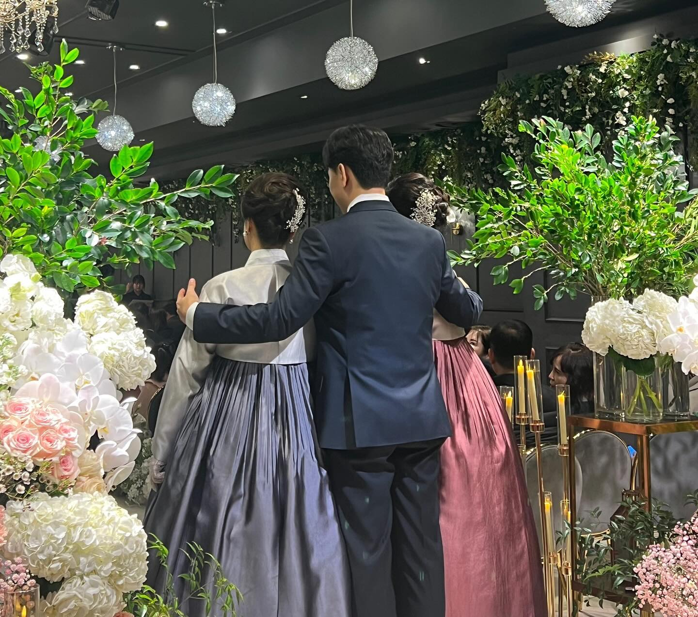 *다이렉트 결혼준비 카페에서 포인트를 받았습니다

운선제 청담점에서 대여한 혼주 한복!
본식때도 역시나 색감과 디자인이 고급스러운게 잘 보여서 만족스러웠어요

direct.wedding  다양한 웨딩정보를 볼 수 있는 다이렉트 결혼준비 카페 추천해요!

#운선제 #결혼준비 #다이렉트결혼준비 #혼주한복 #한복