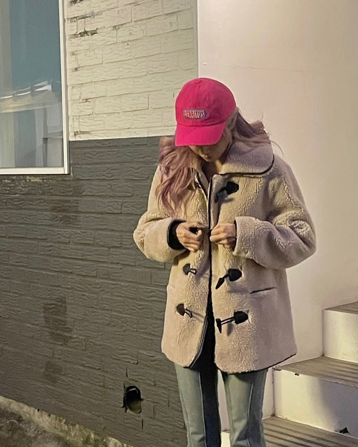 진짜 오랜만에 주말 동네방범대 업무 완료😎
오늘 방범대원 복장은 최애 컬러 호텔세리토스의 핑크 포인트 모자에 왕왕 귀여운 아뜨랑스 양털 하프 코트🤘

아뜨랑스에서 현재 숏 패딩 38%, 롱패딩은 25% 할인 중💖

attrangs_official hotelcerritos
#호텔세리토스 #아뜨랑스 #쇼핑몰추천 #겨울코디 #패딩 #신상할인 #숏패딩 #롱패딩 #자체제작 #덕다운