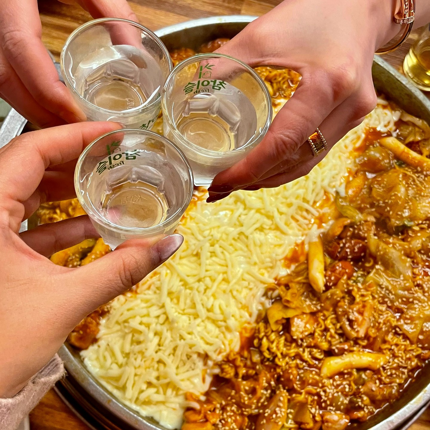 #구디닭갈비
연말겸 생일겸 모였던
우리푼수바가지들 모임
구디에서 조인해서 한잔캬!
2차갈꺼니까 조금만 먹자했는데
ㅋㅋㅋ 우리가 그렇지 ㅋㅋㅋ