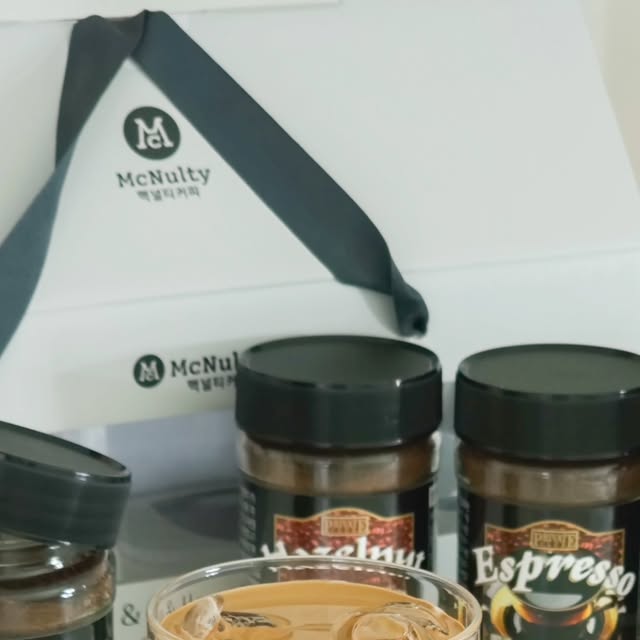 🦢100jo네 홈카페 on Instagram: "#광고 추억의(?) 병커피!! 요즘은 커피 패키지가 워낙 다양하게 나와서 병커피를 잊고 있다가 맥널티 덕분에 다시 추억 소환했어요🌷 엄마가 2:2:2 비율을 좋아하