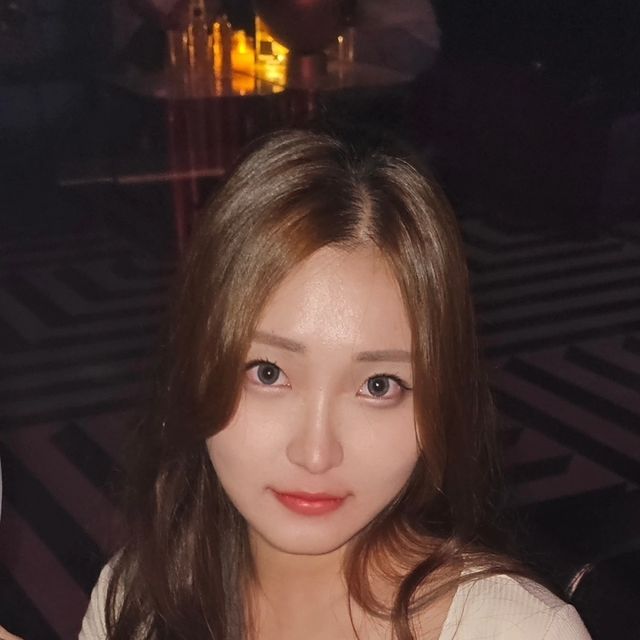 𝐍𝐚𝐢𝐥𝐚𝐡 | 네일라 on Instagram: "말로만 듣던 크로마 탐방✨️

▫️건물 자체가 지이인짜 넓고 웅장함
▫️구경하거나 사진찍을 곳 많음!
▫️음악이 종류별로 다양하게 나오는데, 특이한 노래 많이 나와서 신선했다...갠적으로 힙합 없는게 아쉬웠달까🫠

담에는 여기 풀파티를 와봐야겠군🤔"