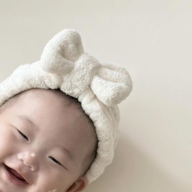 소이한 5m on Instagram: "#협찬 ✘ @millimom_kr 

밀하✨

오늘은 이한이가 밀리맘 수딩젤을 소개해드릴게오ļļ
🥵여름에 꼭 필요한 수딩젤🌀

밀리맘 수딩젤은 사자발 약쑥 추출물 성분 함유로 
아기 태열, 기저귀 발진 등 연약해진 트러블 부위나 
얼굴 어디든 사용 가능합니다ļ
아기 피부에 이상적인 약산성 수딩 세럼으로 PH 6.30 
효능과 효과 모두 테스트 완료되었으며
그 외 저자극 테스트 완료, SLS테스트완료 
프랑스 EVE 비건 인증 취득했답니다ļ

안심하고 쓸수있는 밀리맘 수딩젤💫

수딩젤에 새싹로션 조합은 완전 최고ļļ
태열 싸악 잡아주고 진정보습에 끈적임없이 촉촉해요
핵핵핵핵핵 추천😉

이한이 외출시에 꼭 챙겨나가서 수시로 발라주고 있는데요ļ
조금만 더워도 얼굴 빨갛게 올라오는 이하니 수딩젤 샥샥 발라주면 금방 붉은기가 사라진답니다~ļ
밀리맘덕에 꿀피부 되가고있는 이하니🍯
밀리맘 진쨔 조아요,,ꢭ
올 여름 우리아이 피부 밀리맘 수딩젤로 건강하게 지켜주세요🪽 

𝙏𝙝𝙖𝙣𝙠𝙨 𝙩𝙤ꨈ @millimom_kr

#밀리맘 #밀리맘수딩젤 #진정젤 #신생아수딩 #빠른진정 #태열 #아기수딩젤 #신생아수딩젤
#쿨링수딩 #끈적이지않는 #촉촉한"