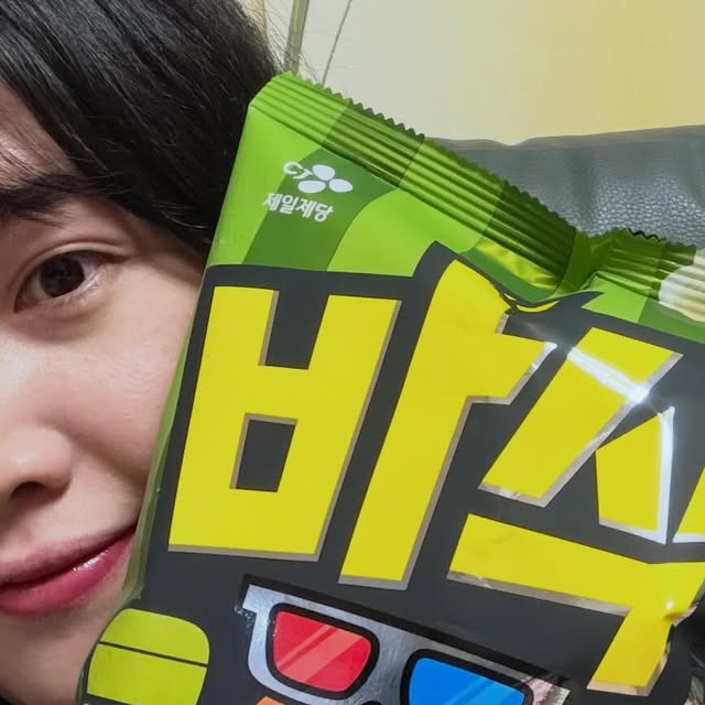 찌니얌 on Instagram: "#광고

빠삭한 팝콘에서 스팸향이?!
어디서도 보지못한 스팸맛 팝콘으로 요즘
간식창고는 팝콘으로 점령당하는중 ,, 
사무실 간식이나 게임간식으로도 너무 손색없을뿐더러
맥주안주로도 딱인 짭짤한 맛이라 가볍게 곁들여요!
밍밍하지도 너무 짜지도 않아서 손이 자꾸가는
맛이라 중독되어 가는 까까 넘버완.

#팝콘#CJ#신상#스팸"