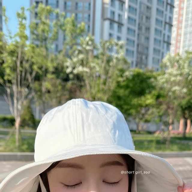 쑤🍑🐳 on Instagram: "#협찬 @whitesands_officia 화이트샌즈 
👒 스트링 버킷햇 클레인 (아이보리)

맨날 보는 익숙한 집 공원도 이뿐 모자 쓰고 나가닉깐 
다른 곳에 여행 온 기분 들어버리기💓 
후줄근한 산책 복장도 이뻐보이게 샤랄라🪄👒
어떤 옷에도 휘뚤마뚤 쓰기 좋은 디자인이랑 원단이자너❕

원단 탄탄하고 마감 처리도 아주 깔끔한게 퀄리티 굿🫢
머리통 갑갑스 열나구🥵 그렁거 1도 업능 100% 코튼원단🪽

깔끔한 골드로고 원포인트 덕에 고급진 세련미✨
리본끈 묶어주면 귀요운 스타일🤍 바람에 날릴 일도 업꾸🤍
챙 끝에능 부드러운 와이어가 들어가 있어서 
내 맘대로 원하는 모자 모양 만들기두 너무 쉽고 이쀼🧏🏻‍♀️

#화이트샌즈 #화이트샌즈모자 #WHITESANDS #버킷햇 #버킷햇추천 #여름모자 #여성모자 #모자추천 #봄코디 #봄신상 #봄모자 #여름코디 #여름신상 #나들이모자 #바캉스모자"