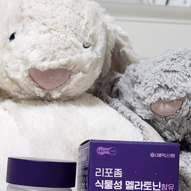 뽀얀진주 on Instagram: "#광고 #스윗드림 #멜라토닌

요즘 잠이 자꾸 뒤척이고, 자고 나도 개운하지 않다면?
아무리 운동을 많이하고 하루를 빡세게 살아보아도
잠이 안오는건 어쩔.. 🥺 워낙 잠이 귀한 집안 🙄
멜라토닌의 도움을 받아 자연스럽게 수면 루틴 바꾸기🌙
알약 크기도 작고, 목 넘김도 편해서
알약먹을때 힘든 사람들도 부담 없이 먹을수 있어 좋담👍🏻
자연 유래 성분이라 매일 챙겨도 속이 편안한건 안비밀😆

요즘처럼 스트레스 많고 깊은 잠이 필요한 도시인들에게
딱 어울리는 건강한 숙면 루틴이에요💤

💜 리포좀 식물성 멜라토닌 함유 ‘스윗드림’
하루 한 알, 자기 전 30분 전에 섭취하면
부담 없이 스르르 잠들기 좋아요~

✔ 100% 식물성 멜라토닌 2mg 함유
✔ 리포좀 공법으로 체내 흡수력 UP
✔ 불필요한 첨가물 4無 (색소, 향료, 보존제, 감미료 X)
✔ 부원료까지 시너지 배합으로 더 건강하게

@lacto_on

#식물성멜라토닌 #리포좀기술 #자연숙면
#건강기능식품 #수면보조제 #불면개선 #리포좀멜라토닌
#건강루틴 #자기전습관 #피로회복 #숙면서포트"