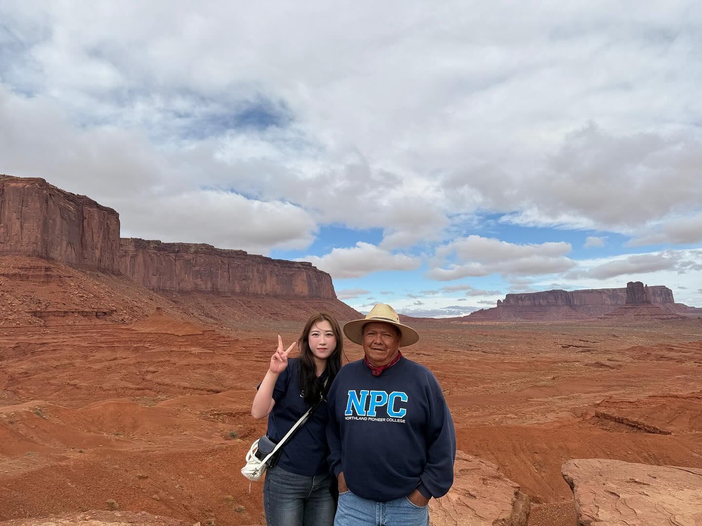 #7일차 첫번째
귀요미 현지가이드랑 함께한 #monumentvalley 
전날과 다르게 날씨 좋아서 하늘까지 너무 예뻤다!🩵
광활함을 담으려니 사람은 콩알처럼 찍혔지만! 그래도 카메라엔 다 안담겨 🥹