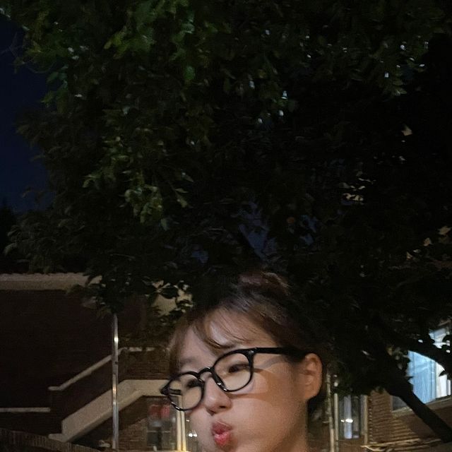 서울예지ෆ | 서울여행 on Instagram: "#협찬 코디에 포인트로 안경 어떤데 ? 😎👓 사실 제가 시력이 나쁜 편이 아니라, 그동안 안경과 친하게 지내지 않았는데요 ! 이번에 패션 안경으로 딱인