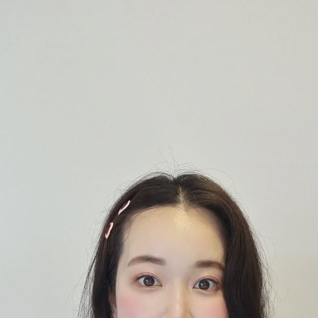 반진🍒 on Instagram: "# 광고
🎀 For light & Bright ⋰˚☆ 🎀
8월 올영픽 추천템, 투에이엔 러브 버블 컬렉션으로 러블리 메이크업 완성✨
핑쿠핑쿠한 색감이 너무 예뻐서 머리핀 + 타투 스티커까지 함께 꾸며봤어요 🥰

베이스부터 아이·치크·하이라이터·틴트까지!
투에이엔으로 뽀용뽀용한 메이크업 완성 💄🎶

🩷 러브 버블 컬렉션 PICK🩷
📌 글레이즈 바운싱 틴트 → 15호 피치버블 / 16호 슈가버블
📌 배러 미 아이 팔레트 → 16 버블캔디
📌 듀얼 치크 → 16 핑크 텐션 / 17 버블 하트
📌 퓨어 글래시 하이라이터 → IV01 슈가 베일

#올영픽 #올리브영추천템 #올영필수템 #러브버블컬렉션 #롱웨어링파운데이션미니 #컬러플레이듀얼라이너"