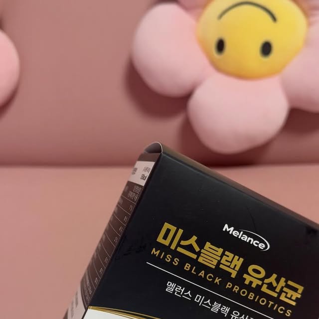 🐶🐕 on Instagram: "#광고 
[미스블랙] 미스블랙 프로바이오틱스 - 여성 새치 전용 유산균

약사 한의사 공동개발 7종혼합유산균 50억 CFU보장

✅ 여성 맞춤 프로바이오틱스 *약 50억 마리
✅ 약사·한의사 공동개발
✅ 공식 특허 출원
✅ 하루 한 포, 간편한 밸런스 포뮬러
.
.
.
.
.
.
.
.
.
.
.
#새치유산균  #새치영양제 #멜라닌유산균 #새치예방"