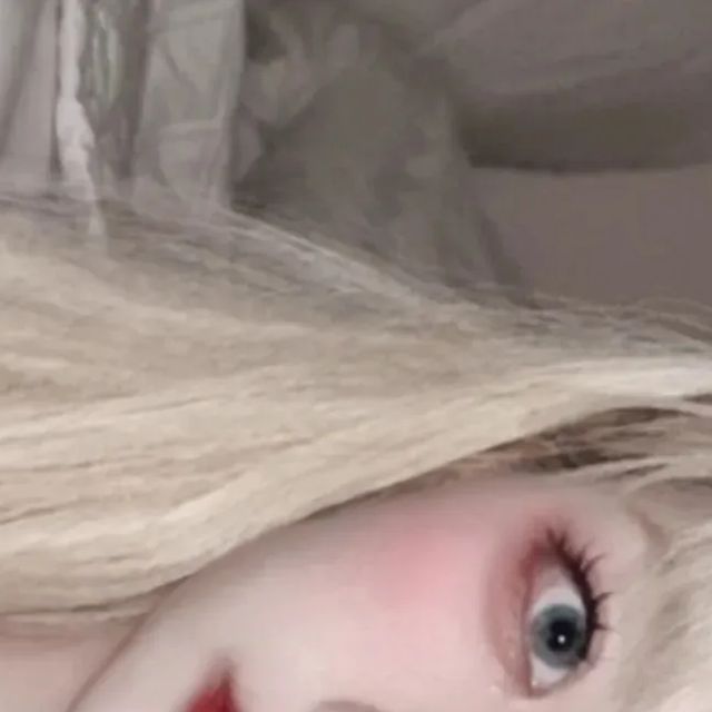 유리 🎀 𝕐𝕌𝕃 on Instagram: "#협찬 얘두라 렌즈 미쳐찌
셀카에서도 후면 카메라에서도 살아남는다
자연스러운 블루 렌즈.. 찾아따 인생 렌즈🥺💙
내가 고른 렌즈인데 금발에 찰떡아냐? 사진 찍을 맛난다❤️‍🔥"