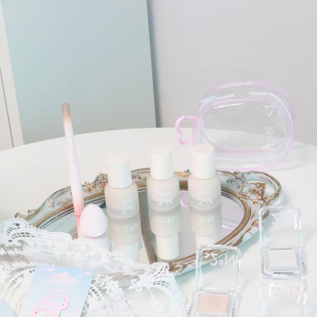 뿅뿅♡ on Instagram: "#광고 | ᴍʏ ғᴀᴠᴏʀɪᴛᴇ

봄에도 여름에도 
투에이엔메이크업으로 예쁨뿜뿜
에이엔 올영픽 추천템 /신상템 소개해드릴게요 ^^

투에이엔 듀얼치크
미세 블러 파우더로 모공과 요철을 
보정한듯 맑고 뽀용하게 연출!

덧 발라도 맑고 투명하니 예뻐요 ~

투에이엔 퓨어 글래시 하이라이터
빛을 먹므은 반짝 영롱 광채 
속부터 맑게 비치는 투명 물먹광
피부에 매끈하게 표현 가능! 

투에이엔 롱 웨어링 파운데이션 미니 
칙칙한 피부에 생기를 더 해주고
뽀얀 톤업 효과 굿! 
미니사이즈로 파우치에 쏘옥 ~

투에이엔 컬러 플레이 듀얼라이너 
눈매 또렷하고 사랑스러워보여요~ 
부드럽게 그려지고 고르게 펴 
발라지는 제형으로 굿! 

8월 신제품 : 러브 버블 컬렉션(6종) /
롱 웨어링 파운데이션(4종) /
컬러 플레이 듀얼 라이너(5종)

증정기획도 있으니 놓치지 마시고 ~
예쁘게 메이크업 하고 데이뚜 하세용~

@2an_official
#올영픽#올리브영추천템#올영필수템#러브버블컬렉션#롱웨어링파운데이션미니#컬러플레이듀얼라이너"