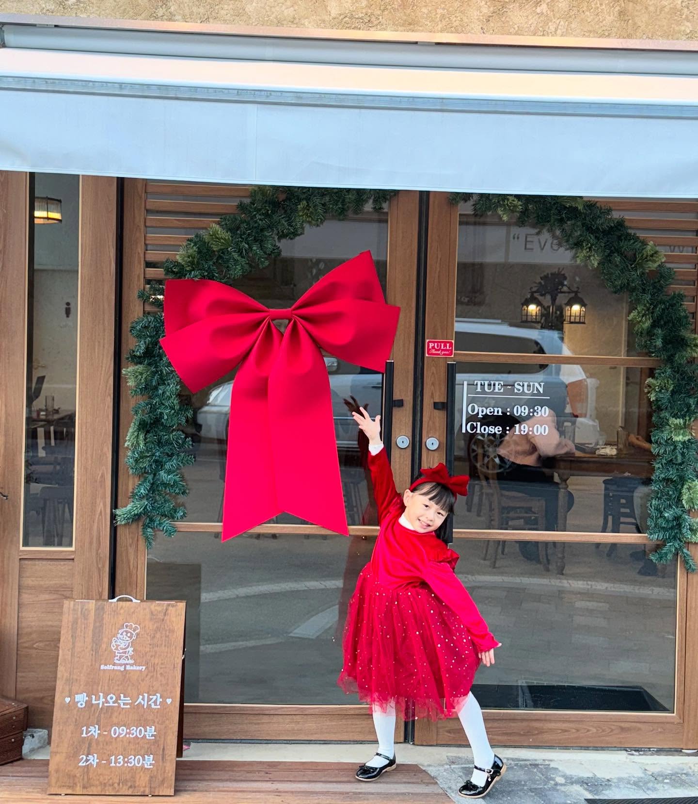 -
🎄Merry christmas🎄
어린이집에서 크리스마스 파티도 하고 
산타도 만나고 선물도 받고 😍 성탄은 늘 기쁜날👍🏻
하은이에 다섯번째 크리스마스 지금처럼 밝고 건강하게
늘 자라길🙏🏻
.
.
#솔프랑베이커리#아기모델#엄마가관리하는계정입니다#크리스마스원피스#김해맘#율하맘#5세여아#셀스타그램#전신샷#메리크리스마스#🎄#merrychristmas