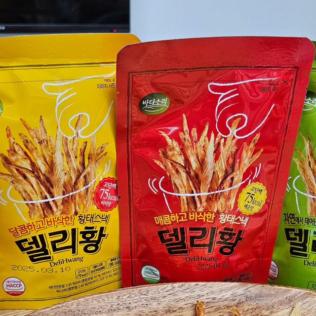 ⭐ on Instagram: "#광고 

기름지고 자극적인거 싫어해서 쟁여두고 먹는 안주이자 간식이에요
그냥 황태아니죠~ 
황태로 만든 로스팅 프로틴 스낵
다이어트간식 끝판왕인거 같아요✨️✨️✨️ 

오리지널 한봉지에 단백질이 23g 들어있어서 단백질 보충하기에도 좋구요
개인적으로 닭가슴살보다 더 먹기 좋아요👍 

🎈부담없이 먹기엔 바삭황태 오리지널
🎈아이들도 잘먹는 달콤황태 버터맛(최애♥️)
🎈안주로 최고인 매콤황태 매운맛 

한봉지 55칼로리라서 안주로 먹기 죄책감 덜하구요
숙취해소까지 😆 
한봉지 양도 적당해서 혼술안주로도 딱이에요 

다이어트하면서 간식을 아예 참을 순 없어서 이것저것 먹어봤는데 다이어트 간식 중에 제일 맛있는거 같아요 

캠핑, 피크닉 가서도 좋고 요즘엔 새벽등산갈때 챙겨가는데 속도 편하고 좋더라구요

개인적으로 넘 괜찮아서 명절선물세트로도 드렸었는데 다들 좋아하시더라구요🤭 

참고로 델리황 구매는 공식몰이 가장 혜택이 좋은거같아요
추가증정 행사 자주하더라구요
그리고 공식몰에서 구매하면 가장 최신제품으로 박스에 배송해주기때문에 선물할땐 특히나 더 바다소리 공식몰에서 구매하세요🙌 

https://smartstore.naver.com/sunhae/products/6300631010 

#다이어트과자 #다이어트간식 #프로틴칩 #단백질간식 #다이어트안주 #맥주안주 #단백질보충 #닭가슴살대체 #올리브영 #올리브영추천템 #올리브영세일 #올영세일 #혼술안주 #먹태 #황태안주 
#델리황#단백질안주#올리브영#올리브영추천템#올리브영세일#올영세일#혼술안주#먹태#황태안주"