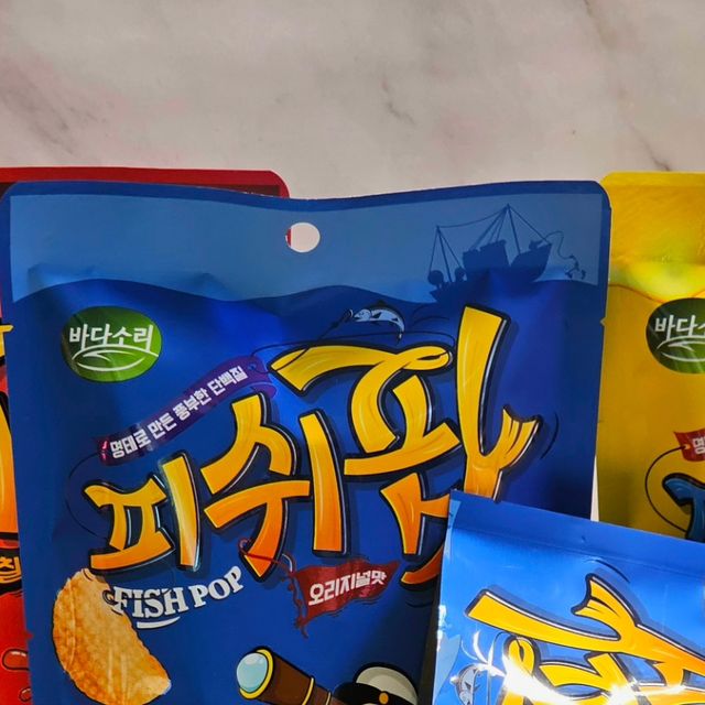 델러빗 | 서울 맛집, 경기 맛집, 먹스타 on Instagram: "#광고 글루텐프리 단백질스낵💪

다이어트 간식, 맥주 안주로 딱 좋은 웰빙간식을 소개합니다😆

계란 2개양의 단백질 11g! NO밀가루! 글루텐프리!!

제가 다욧 중인데 요건 죄책감 없이 맛있게 먹을 수 있어서 넘 좋더라구요😘

🌟오리지널 맛🌟
중독성 있는 허브솔트, 마성의 짭짤함과 바삭함!
무난무난하게 다들 좋아할만한 맛😋

🌟허니버터맛🌟
저의 최애 맛!!
입안에 퍼지는 허니버터의 기분 좋은 달달함이 최고👍

🌟칠리맛🌟
자꾸만 손이 가는 매콤한 칠리 그 자체로 딱 맥주 안주!

알래스카 A급 명태 연육으로만 만들어 편안하게 소화되며 장건강에 이롭대요😃
소화흡수율도 높고 필수 아미노산의 모든 종류까지 포함!

남녀노소 누구한테나 과자 대신으로 먹기 딱인 것 같아요😊
.
피쉬팝
https://bit.ly/3HyVpQT
 .
#피쉬팝#맥주안주#홈맥#혼술#단백질과자#다이어트안주#다이어트술안주#프로틴스낵#단백질간식#글루텐프리#영양간식#간단한안주
.
어떤 맛이 가장 끌리시나요~?"