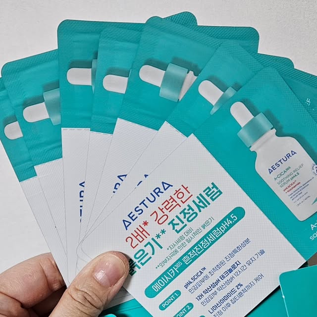 김땡깡엄마 on Instagram: "#협찬 #에이시카365흔정진정세럼pH4.5

7일간 사용해 볼 수 있는 샘플링 키트 예요~ 
리트머스 테스트지가 들어 있어, 사용 후 pH 체크해 볼 수 있어요.!

날씨가 건조하고, 40대 중반이라 자주 피부가 붉어지는데~ 

이게 피부 pH보호막이 무너지면서, 장벽 손상으로 
외부자극요인이 침투해 붉은기가 발생하는 거예요~ 

이제 피부 장벽 강화에도 힘써야 할 듯 해요~ !! 
40대 되고나서 얼굴이 울그락 불그락해져서,
가끔 아무 이유 없이 화난거 같아 보인다고도 해요..

그리고 붉은기가 발생하면.. 모공도 더 커져 보여서 싫어요.

pH4.5CICA 성분은 민감피부에 특화 된 브랜드 에스트라가 찾은  민감붉은기에 최적화된 더마진정 솔루션이예요. 
3D 그물망 구조로 pH4.5CICA를 피부에 가둬, 피부표면의 pH를 약산성으로 12시간 유지시켜주는 기술이 적용되어 있어요. 

7일 테스트를 사용해 봤지만~ 
첫날 사용 했을 때 피부 열감을 잘 잡아 주더라고요. 
피부가 진정되고, 모공도 줄었어요~ 

기존의 에이시카 세럼에서 완전히 리뉴얼되 출시 된 제품인데~ 
특히 요즘같은 환절기에 랄랄라 되는 피부 진정에 도움이 될 것 같아요~ 

4월 동안 올리브영에서 25% 할인 프로모션을 진행 하니 많이 사랑해 주세요~ 

건강한 피부 pH를 위해서 선택이 아닌 필수입니다. 

#ph4.5약산성시카세럼 #에이시카약산성세럼 #에스트라약산성세럼 #약산성시카세럼 #약산성붉은기진정세럼 #에이시카붉은기세럼 #올영진정세럼추천 #올리브영진정세럼 #에이시카흔적진정세럼 #에이시카세럼 #흔적진정세럼 #에이시카 #흔적세럼 #진정세럼 #에스트라 #민감피부 #진정 #흔적 #붉은기 #잡티"