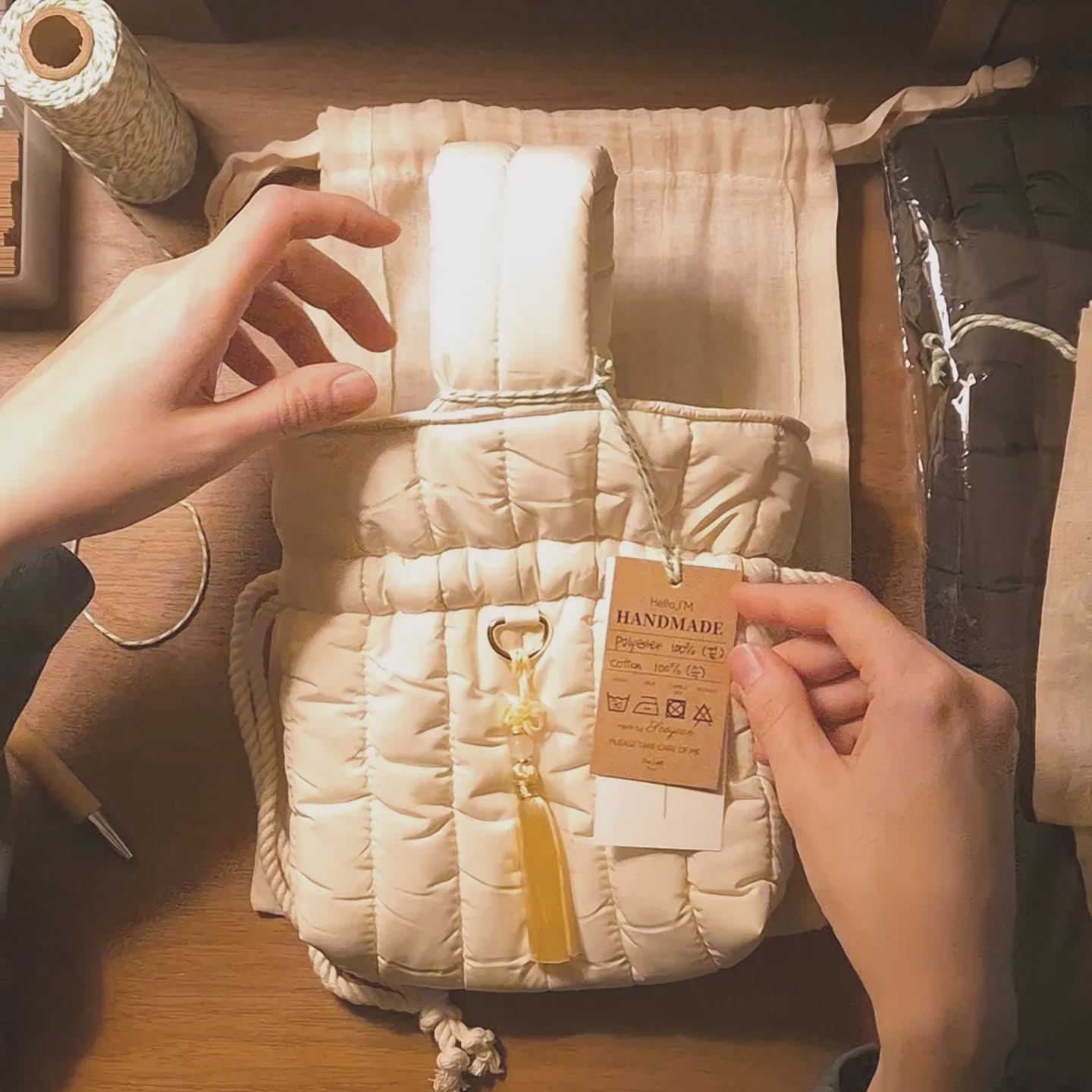 🤍
아직 벌려놓은? 제품들도 많으면서
자꾸자꾸 새로 또 만들고 싶은게 많은
욕심쟁이 박사장이예요🫥
 
북파우치랑 북커버가
사실 전부터 하고 싶던거라
샘플 작업은 하는데
자꾸 맘에 걸리는 부분들이 생기네요 힝
☹️☹️☹️☹️
 
그래도 화이팅 해야제!
 
아 그리고 완전 완전 박사장스러운
키링도 하나 기획 중입니다😘❤️❤️
 
이거슨 핸드메이드말고 업체의 도움이 필요해서ㅋㅋ
업체 서치 단계예요!
 
많관부입니닷😘✨️