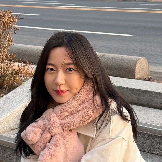 아댕🌸 on Instagram: "#광고 귀엽고 편안하게 데일리로 즐길 수 있는 자켓 어때용? 클래식한 카라넥과 소프트한 터치감으로 과하지도 밋밋하지도 않게, 루즈하게 입기 좋아요 🥰 소매밴딩과