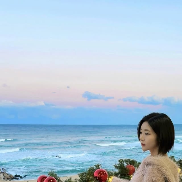 린 on Instagram: "#광고 
코코아 컬러 레더백, 그냥 데일리 치트키 🤎
미니멀한 반달 쉐입인데
슬라우치하게 흐르는 핏이라 더 멋있고,
은은한 광택감+ 유연한 레더라
어깨에 걸치면 몸에 착 감기고 룩이 깔끔하게 정리돼 🫶🏻

수납도 의외로 넉넉!
- 내부 지퍼 포켓: 카드/열쇠/에어팟 정리 굿
- 미니 파우치: 잔짐 따로 담기 편해
- 스트랩 조절: 체형 맞춰 길이 조절 가능

무심하게 들었는데 제일 센스 있어 보이는 백 👜✨

📍https://osawa.co.kr/

#오사와 #OSAWA #가방추천 #크로스백"