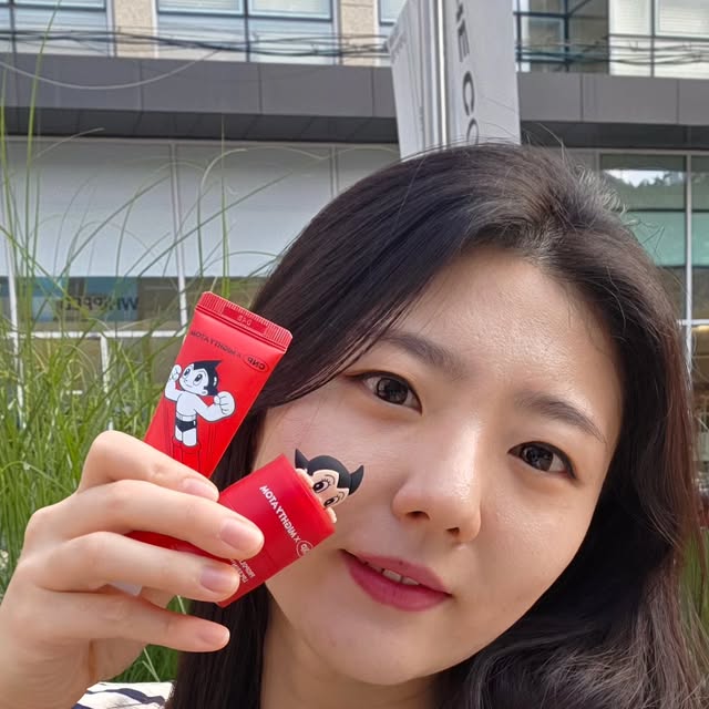온돌경 on Instagram: "#광고 건조한 립과 핸드엔 ⚡️⚡️⚡️

저는 입술이 정말 건조한 편으로 건조한 날씨에는
더 바싹바싹 말라서 립밤만으로는 부족한데
그래서 찾게된 𝗖𝗡𝗣 𝘅 𝗠𝗜𝗚𝗛𝗧𝗬 𝗔𝗧𝗢𝗠

프로폴리스 장인 CNP 와 아톰이 만나
건조한 립&핸드에 𝙈𝙄𝙂𝙃𝙏𝙔 𝙀𝙉𝙀𝙍𝙂𝙔 충전⚡️

🧈𝗣𝗿𝗼𝗽𝗼𝗹𝗶𝘀 𝗟𝗶𝗽𝗰𝗲𝗿𝗶𝗻 𝗔𝗧𝗢𝗠 𝗘𝗱𝗶𝘁𝗶𝗼𝗻
12시간 지속되는 입술 속보습*

🍯𝗣𝗿𝗼𝗽𝗼𝗹𝗶𝘀 𝗛𝗮𝗻𝗱 𝗖𝗿𝗲𝗮𝗺 𝗔𝗧𝗢𝗠 𝗘𝗱𝗶𝘁𝗶𝗼𝗻
밤 타입 텍스처로 끈적임 없는 깊은 보습

저는 립세린은 아침과 자기 전에 사용하고있는데
이렇게 입술이 촉촉할 수 있나 싶을정도로 부드럽고
핸드크림은 발랐나 싶을정도로 끈적이지않고 보들보들한게
올 겨울은 정말 다행이다 싶을정도랍니다❤️🩷💛

CNPX아톰 에디션 써보고 싶다면 올리브영으로‼️

#차앤박#CNP#아톰립앤핸드#속촉겉탱#꿀먹립
#프로폴리립세린#플로폴리스핸드크림#올리브영"