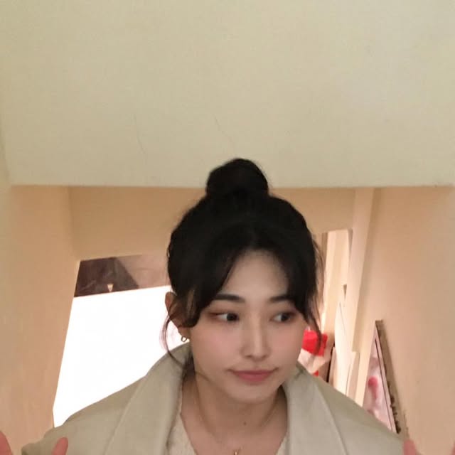주 영 ( 28 ) on Instagram: "#광고

스탠다드에러 벌룬핏 스웨이드 패딩 ! 🌬️
바지랑 매치하니 꽤 스트릿한 느낌이라
저랑 좀 더 어울리게 체크 스커트랑 매치해줬는데 기얍쬬 .. 🤎

패딩 투웨이 지퍼라 연출도 다양하게 가능하구
소매랑 밑단이 밴딩 처리 되어 있어서 안정감 있는 핏이 나와요 :)

#스탠다드에러 #STANDARDERROR #패딩 #아우터 #패딩추천 #겨울아우터 #레더 #숏패딩 #스웨이드패딩 #스웨이드아우터 #남여공용패딩 #패딩점퍼 #오버핏 #헤비아우터 #아우터 #스웨이드 #데일리룩 #Padding"